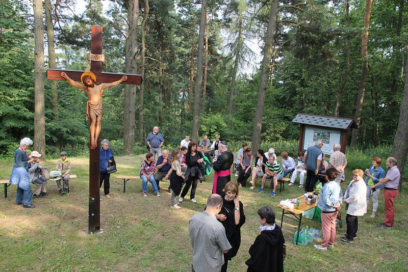 V Osečné na Kotelském vrchu vysvětili 15. června obnovenou křížovou cestu. Ceremonie se ujal generální vikář Martin Davídek společně se zdejším farářem Miroslavem Maňáskem.