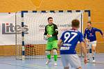 Brankář Liberce Jakub Dlask se chystá rozehrát balón v utkání 1. FUTSAL ligy proti pražské Slavii.