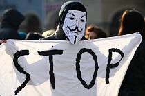 PŘIŠLI V MASKÁCH. Na mítink si pár lidí nasadilo masku hnutí Anonymous. Nechyběly ani transparenty.