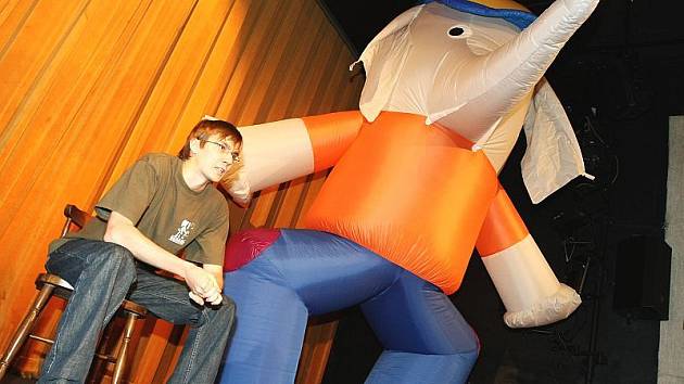 Hlavním maskotem letošní Mateřinky je slon – skateboardista. Na snímku je s dramaturgem Naivního divadla Vítkem Peřinou.