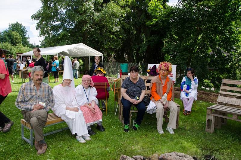 SLUNOVRAT. Pohoda, dobroty a veselé masky i vystoupení baletní školičky DFXŠ. To byla sobota v Domově Harcov.