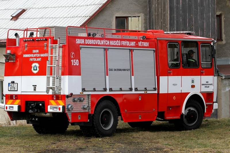 Dobrovolní hasiči z Frýdlantu - Větrova převzali cisternu.