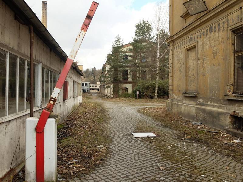 ARZEN, OLOVO, RTUŤ, KADMIUM areál bývalé továrny Slezan je podle průzkumu Státního zdravotního ústavu zasažen těžkými kovy. Město se ale myšlenky na průmyslovou zónu nevzdává.