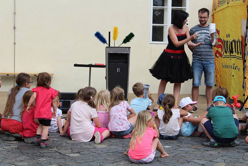 Svijanský zámek oslavil v sobotu své třetí narozeniny od otevření veřejnosti a přilákal tak na nádvoří desítky lidí.