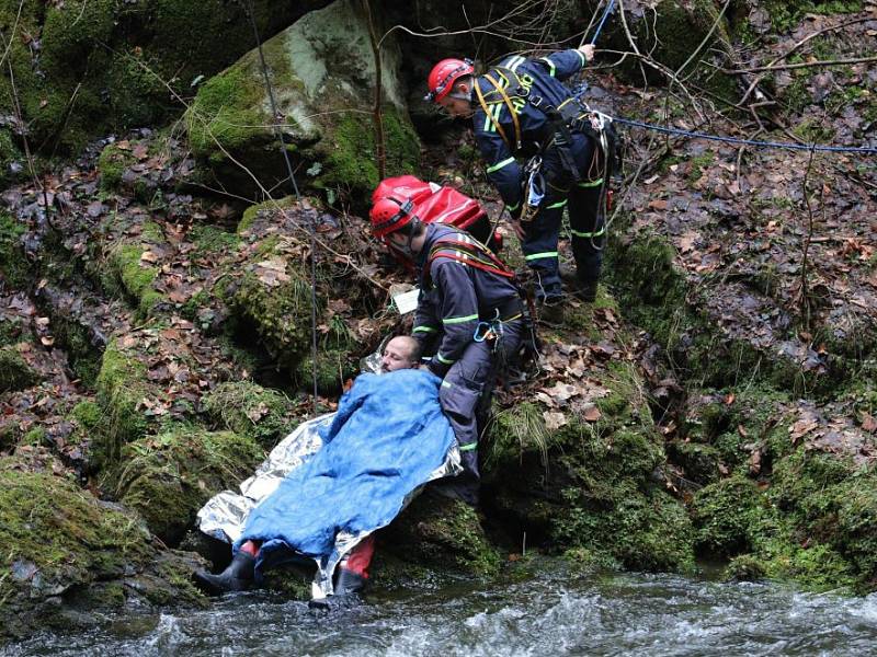 Taktické cvičení v úterý 21. března na řece Kamenici uzavřelo i silnici mezi Návarovem a Vlastiboří. Složky IZS stihly procvičit společný zásah pozemních jednotek a letecké techniky, koordinaci zásahu mezi více složkami za pomoci štábu velitele zásahu, ra