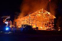 ožár zachvátil stodolu hodinu po půlnoci, po marném boji hasiči oheň jen kontrolovali, aby objekt bez dalších komplikací nechali dohořet.