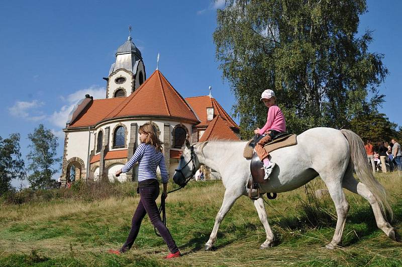 Na pouti, pojaté jako zábava pro celou rodinu, si návštěvníci mohli podle libosti vybrat – zajít na kolotoče? Nebo si radši u některého ze stánků koupit něco na zub? Nebo snad poslouchat hudbu? Vybrat si mohl každý.