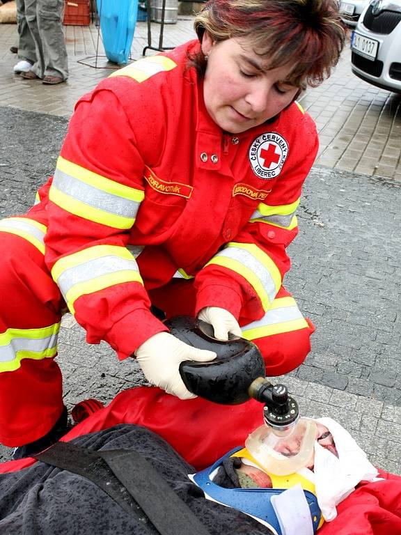 Hasiči lidem předvedli, jak vypadá zásah u vážné autonehody.