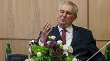 Prezident České republiky, Miloš Zeman s manželkou Ivanou, zavítal na třídenní návštěvu Libereckého kraje. Na snímku setkání prezidenta republiky se zastupiteli Libereckého kraje a starosty obcí Libereckého kraje dne 9. května v Liberci.