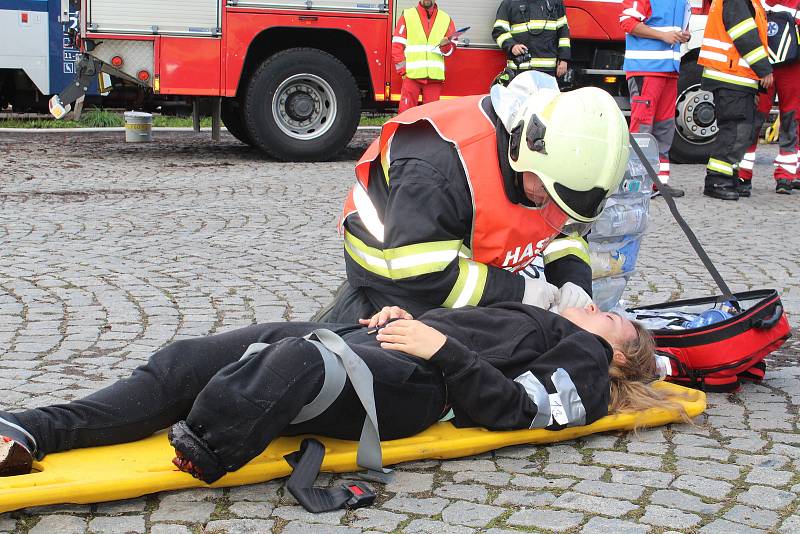 Ve Frýdlantu zasahovaly jednotky Integrovaného záchranného systému u vlakového neštěstí, kdy se střetl osobní vlak s autem. Na místě byly desítky zraněných. Šlo o taktické nejen česko - polské cvičení.