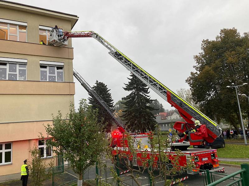 Utajené cvičení překvapilo školáky ve Frýdlantě a prověřilo připravenost hasičů.