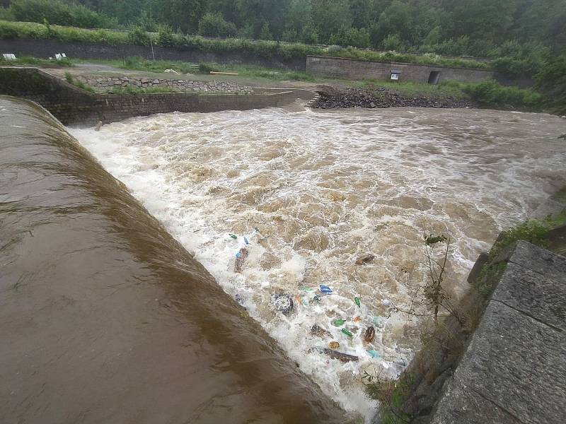 Frýdlantský splav pod zámkem, situace k 13:30.