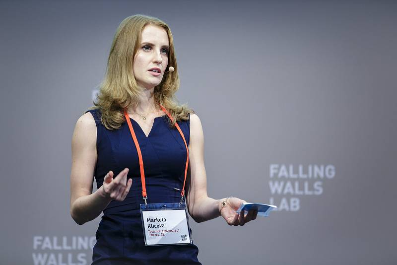 Markéta Klíčová při prezentaci na Falling Walls Lab.