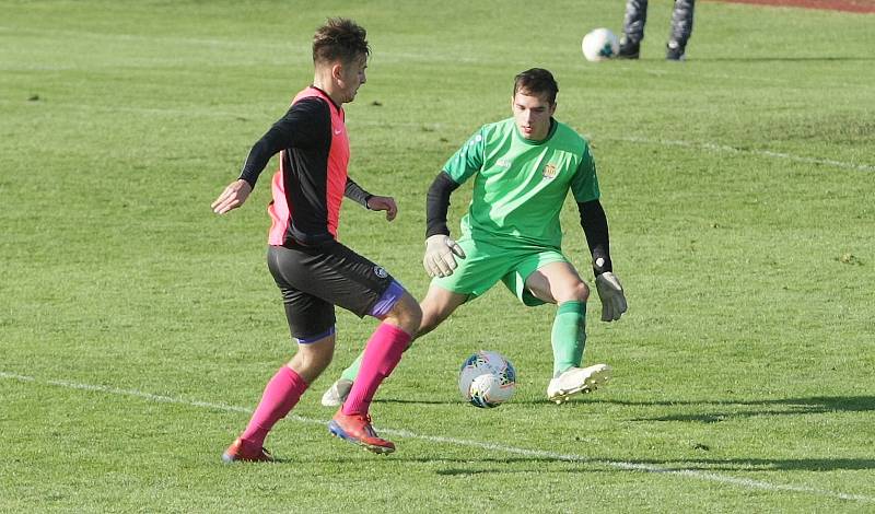 V drostenecké fotbalové soutěži U19 vyrychtoval Slovan Liberec hosty z Neratovic. Nastřílel jim neuvěřitelných 28 branek! (28:0). A to je druhá nejvyšší soutěž dorostu! Vítězové jsou v červených dresech.