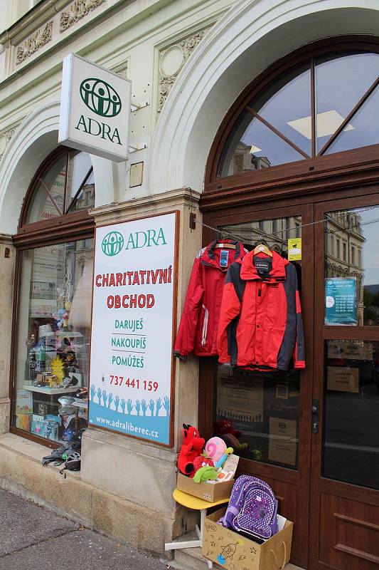 V charitativním obchodě organizace ADRA v Železné ulici najdou lidé věci do domácnosti i oblečení.