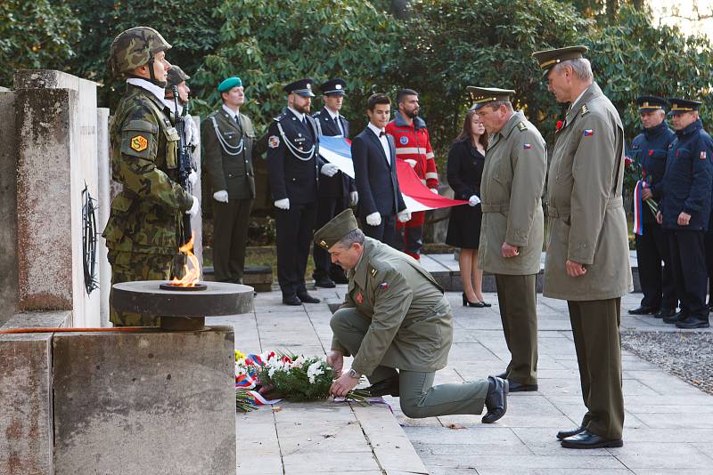 Pietní akt kladení věnců ke Dni válečných veteránů na ruprechtickém hřbitově v Liberci.