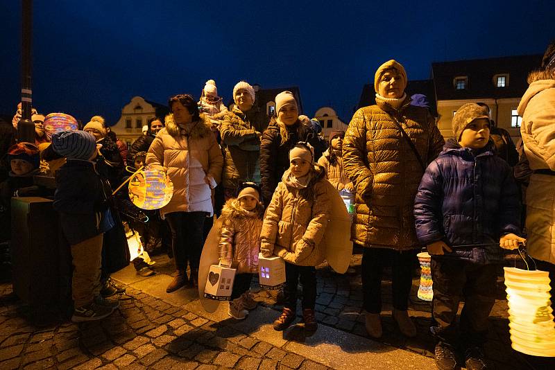 Rodiče s dětmi a lampióny prošli Hrádkem. V čele šel bílý kůň.