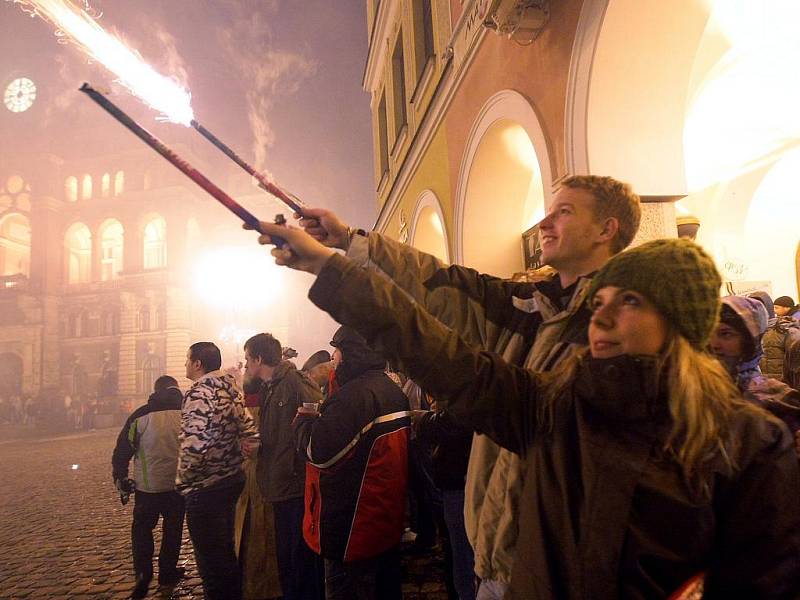 OSLAV V CENTRU LIBERCE se účastní nemálo lidí. Alkohol teče proudem a zábava je výborná. Silvestrovské oslavy však mají i stinné stránky a záchranáři i policisté mívají hodně práce.