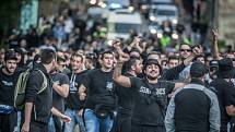 Fanoušci PAOK Soluň v Liberci při pochodu na stadion.