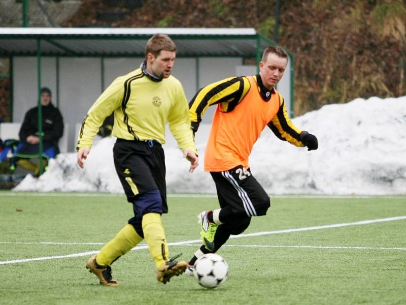 VOJÁCI PORAZILI CHRASTAVU 6:4. Vlevo chrastavský Doležal, vpravo Proche.