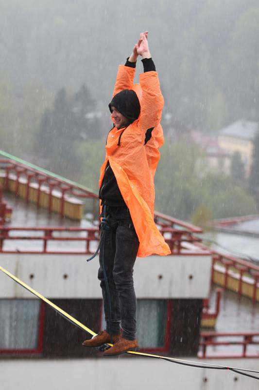 HIGHLINE jsou lajny natažené vysoko nad zemí mezi stromy, skalními masivy nebo věžemi. Slackline je balancování, chození a skákání na popruhu upevněném mezi dvěma body. 