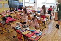 Dobročinný bazar na podporu Ukrajiny uspořádala škola v Jablonném v Podještědí.