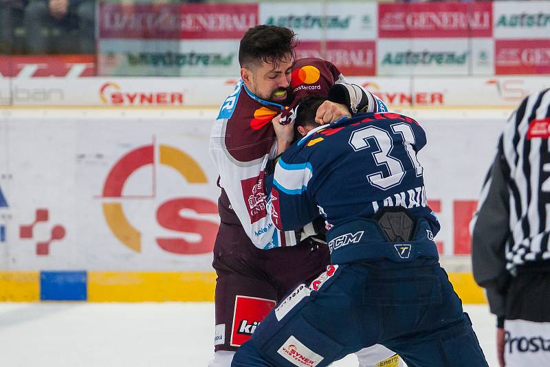 Druhý zápas předkola Generali play off Tipsport extraligy ledního hokeje se odehrál 7. března v liberecké Home Credit areně. Utkaly se celky Bílí Tygři Liberec a HC Sparta Praha. Na snímku je bitka, vpravo Dominik Lakatoš a vlevo Richard Jarůšek.