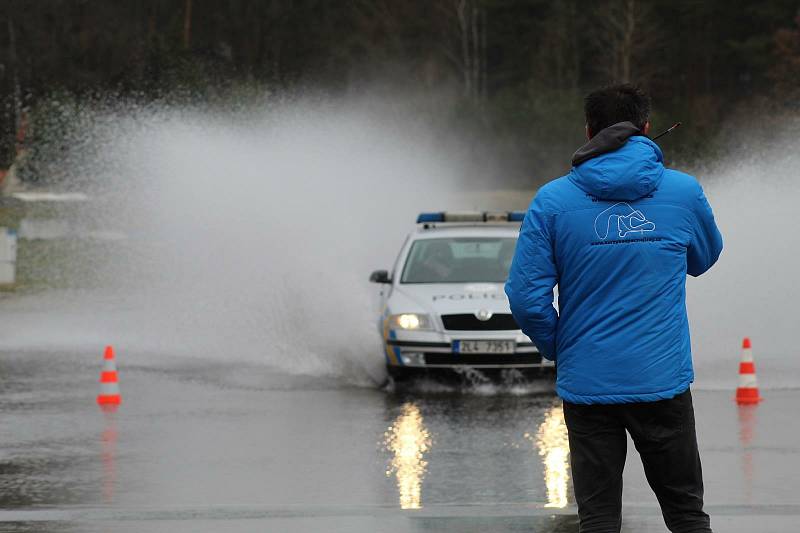 Policisté Libereckého kraje pilují jízdu na polygonu v Sosnové.