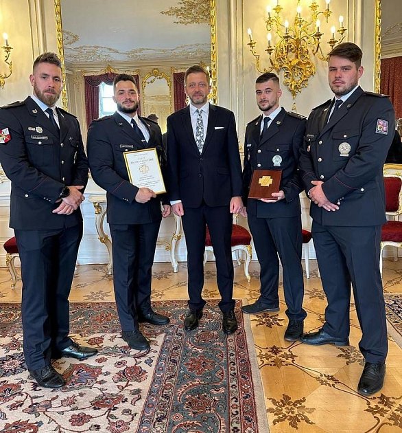 Z rukou prezidenta republiky Petra Pavla převzali čtyři policisté z Krajského ředitelství policie Libereckého kraje Zlatý záchranářský kříž.