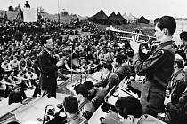 Koncerty Glenn Miller Orchestra povzbuzovaly koncem 2 světové války morálku spojeneckých vojsk.
