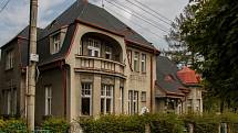 Zástupci města Liberec předali 7. září stavební firmě budovu bývalé mateřské školy ve Věkově ulici, kterou čeká přestavba na azylový dům pro rodiny s dětmi a ženy.
