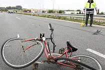 Pod koly osobního vozu zemřel v září osmdesátiletý cyklista. K tragické nehodě došlo na 68. kilometru silnice vedoucí z Prahy na Turnov, v Příšovicích.