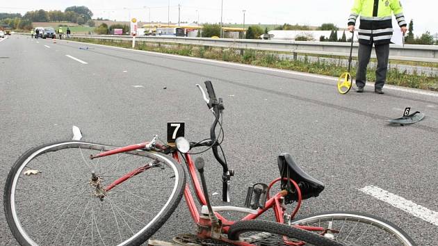Pod koly osobního vozu zemřel v září osmdesátiletý cyklista. K tragické nehodě došlo na 68. kilometru silnice vedoucí z Prahy na Turnov, v Příšovicích.