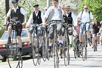 SPANILÁ JÍZDA. Součástí každé Haškovy velocipiády je jízda účastníků v dobových kostýmech na historických bicyklech po okruhu kolem Všeně. Peloton čítá téměř stovku jezdců.