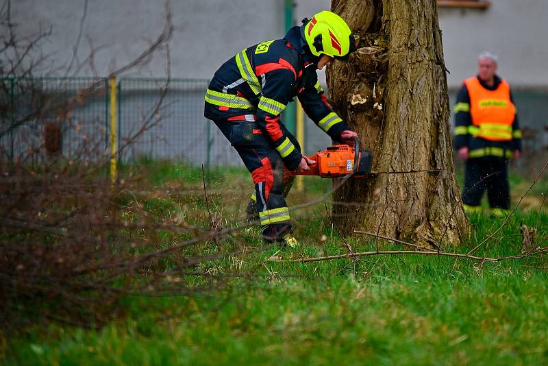 Hrádečtí dobrovolní hasiči pokáceli stromy na místě výstavby pro záchranku