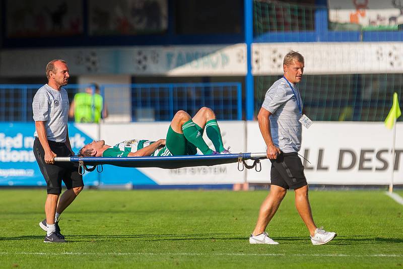 Zápas 5. kola první fotbalové ligy mezi týmy FC Slovan Liberec a Bohemians Praha 1905 se odehrál 18. srpna na stadionu U Nisy v Liberci. Na snímku na nosítkách je Michal Švec.