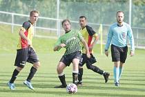 V okresním fotbale se utkali nováčci soutěže Krásná Studánka B a Mníšek. Zápas skončil plichtou 1:1. Domácí hráči jsou v zelených dresech.