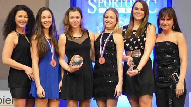 SPORT AEROBIC LIBEREC. Zleva: trenérka Barbora Svatošová, Barbora Dvořáková, Markéta Fléglová, Aneta Chlumská, Kristýna Bernátová a trenérka Helena Niklová. 