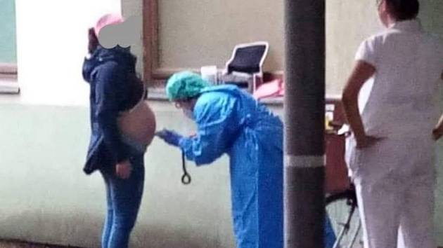 Na sociálních sítích se objevila fotka z liberecké nemocnice, kde je těhotná žena vyšetřována venku před vchodem na gynekologické oddělení