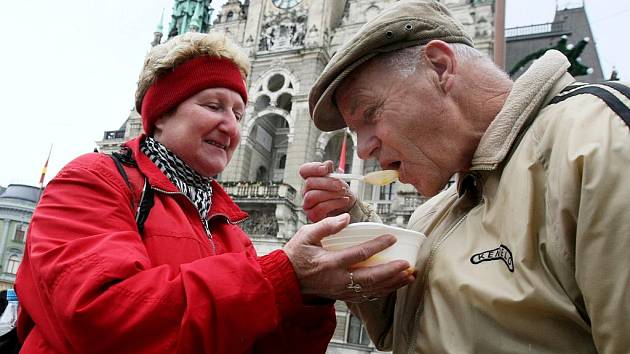 POLÉVKU PODÁVAL ŘEDITEL. Polévku podával všPolévku z dýně včera uvařili pro sociálně slabé. Ochutnal ji ale včera před libereckou radnicí skoro každý.. 