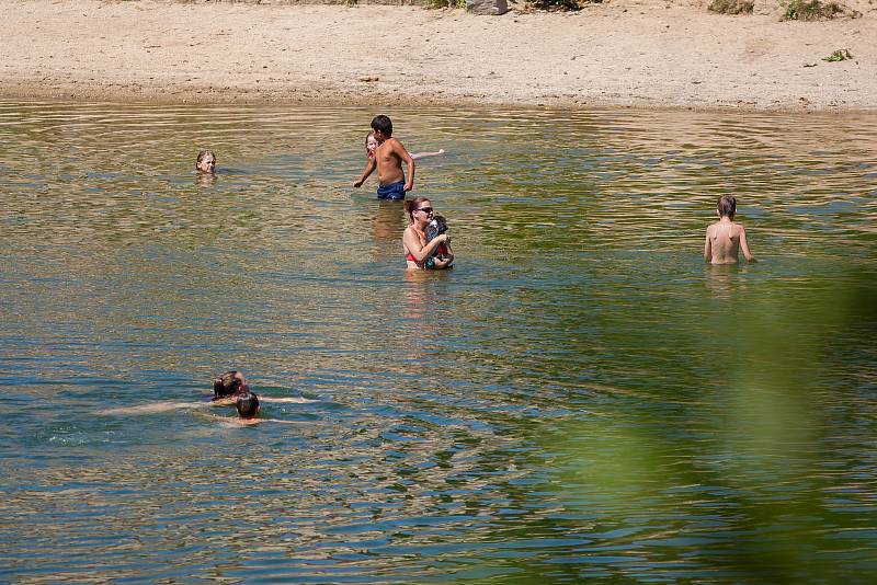 Lidé si uživájí horké letní dny u přehrady v Liberci. Snímek je z 1. srpna.