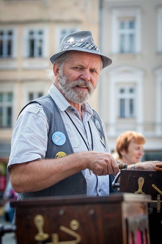 Mezinárodní flašinetářský festival Liberecký flašinetář pokračoval 16. srpna v Liberci. Uskutečnil se už podeváté. Na snímku je hra flašinetářů v ulicích města.