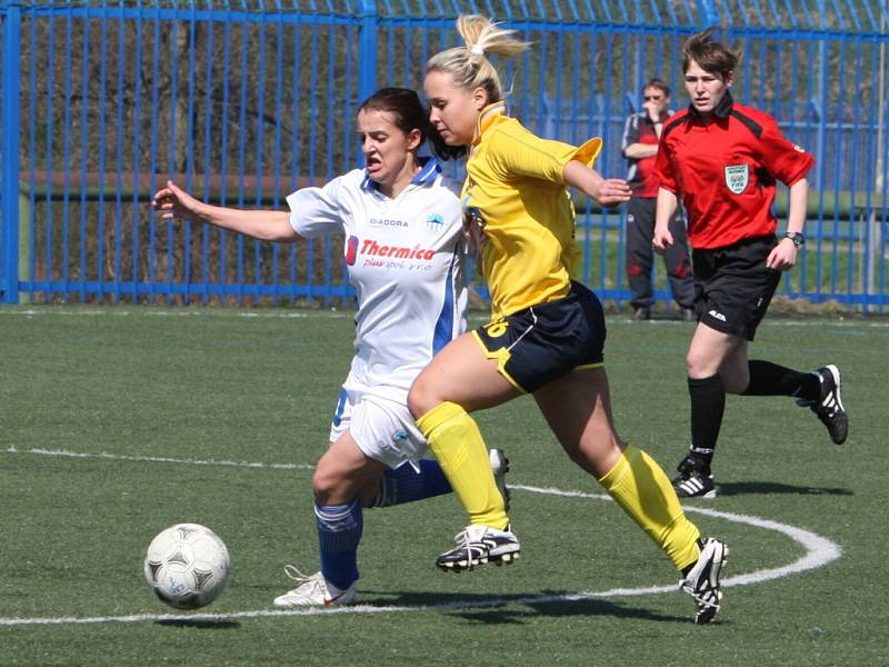 LIBEREC PORAZIL VARNSDORF. V bílém domácí Zdena Ubiasová, ve žlutém Zuzana Zedníková.