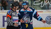 Dohrávka zápasu 11. kola Tipsport extraligy ledního hokeje se odehrála 26. února v liberecké Home Credit areně. Utkaly se celky Bílí Tygři Liberec a HC Dukla Jihlava. Na snímku zleva hlavní rozhodčí Petr Lacina a Tomáš Filippi.