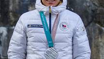 Český reprezentant v biatlonu Michal Krčmář se stříbrnou medailí ze zimních olympijských her v Pchjongčchangu. Snímek je z 1. března.