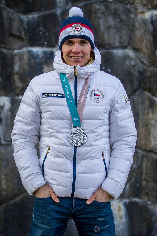 Český reprezentant v biatlonu Michal Krčmář se stříbrnou medailí ze zimních olympijských her v Pchjongčchangu. Snímek je z 1. března.