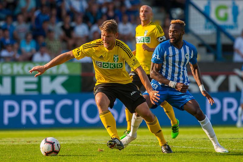 Zápas 1. kola první fotbalové ligy mezi týmy FC Slovan Liberec a MFK Karviná se odehrál 21. července na stadionu U Nisy v Liberci. Na snímku zleva Pavel Dreksa a Elvis Sukisa Mashike.