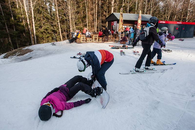 Lyžování v libereckém skiareálu Ještěd.