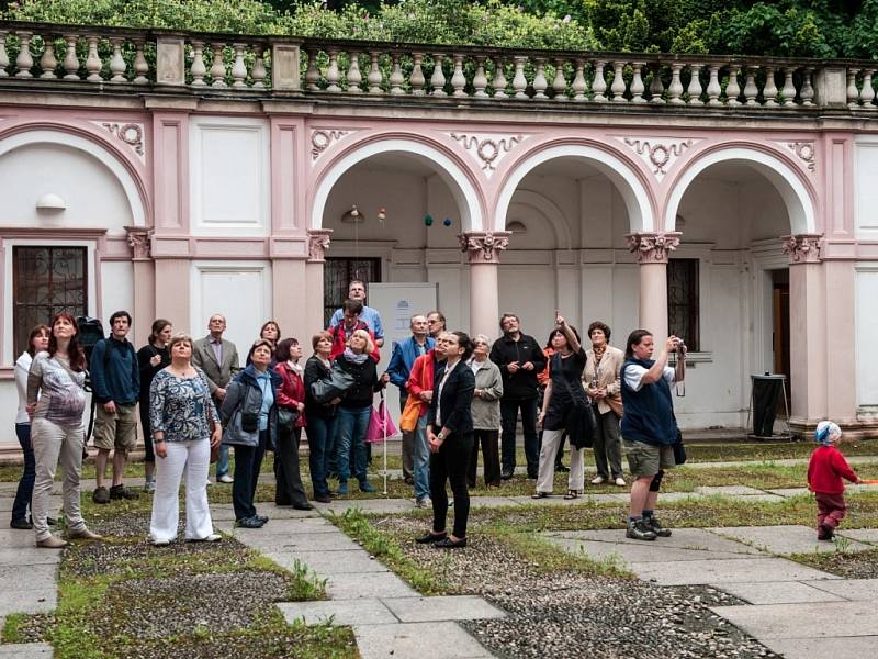 BÝVALOU GALERII O VÍKENDU NAVŠTÍVILY STOVKY LIDÍ. Po komentované prohlídce vzkázali prostřednictvím dotazníků městu, co by  s historickým objektem provedli oni.