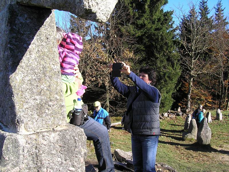 Lidé si kříž fotografují.